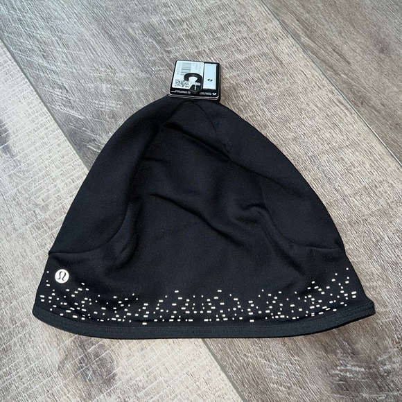 Lululemon Cold Terrain Run Beanie in Black - Picture 3 of 7